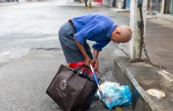 逆境中的自立之路，一位33岁小伙捡水瓶补贴生活，拒绝啃老_细化落实