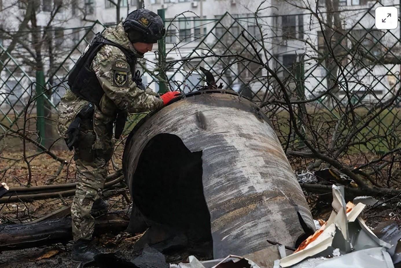 乌军士兵挥起大锤砸向俄军导弹，勇气与智慧的较量_贯彻落实