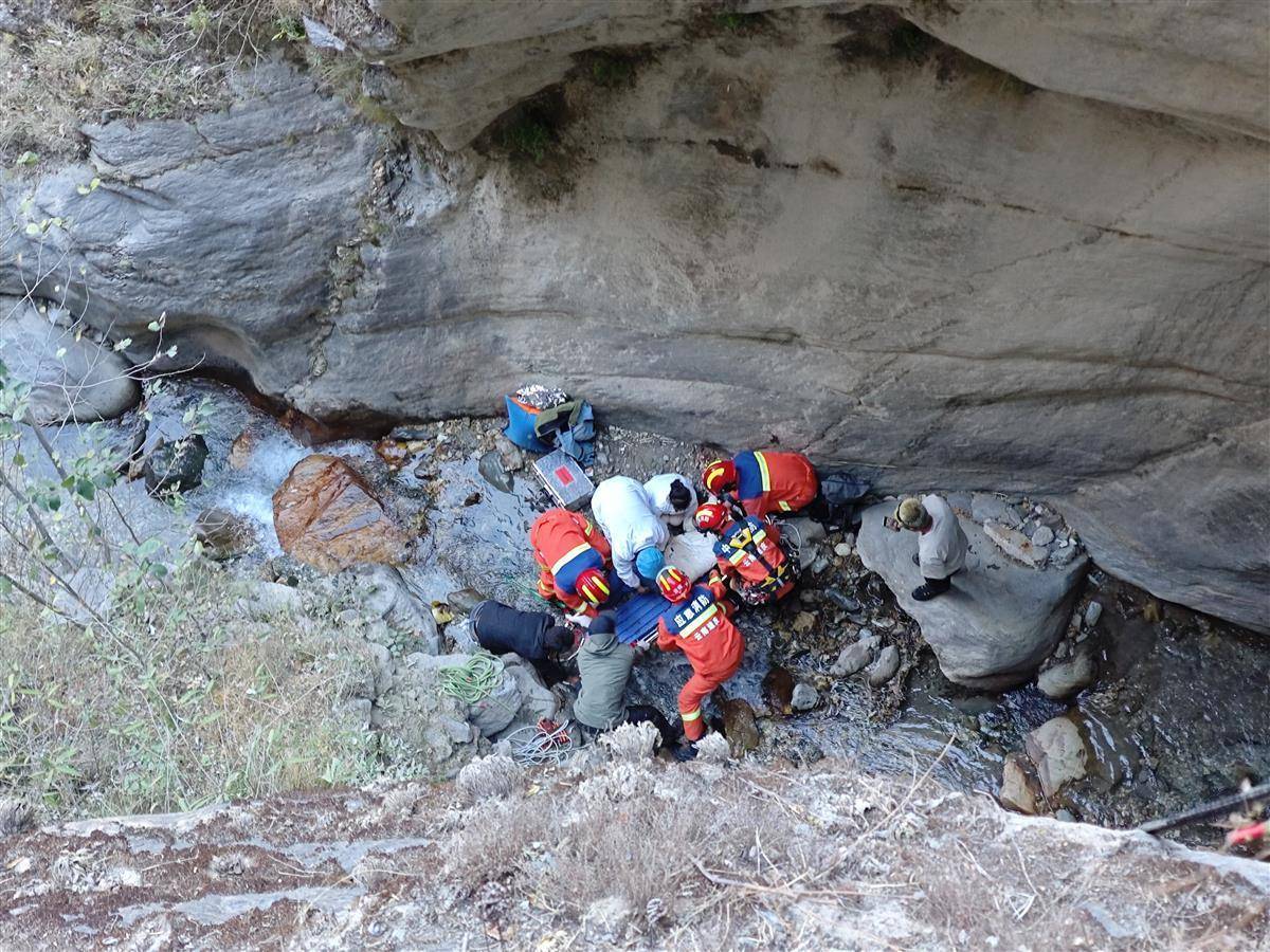 虎跳峡游客失足坠崖事件纪实_效率解答解释落实