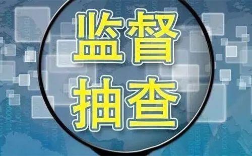 曝学生校服中扯出薄膜事件，官方迅速介入调查_解释定义