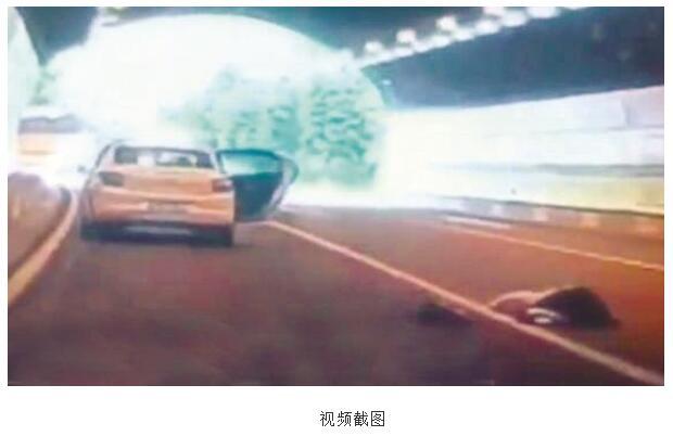 为拍视频开车时跳车，冲动背后的风险与反思_反馈调整和优化