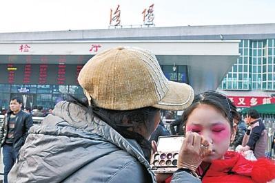 岁月摆摊间，90岁奶奶的坚韧人生_反馈执行和跟进