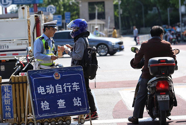 这座一线城市开始限制电动自行车，政策解读与影响分析_最佳精选落实