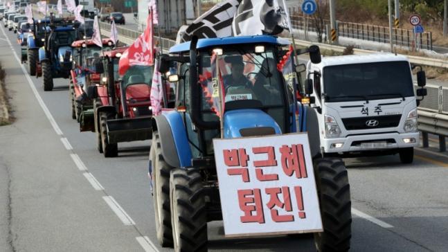 韩国农民开拖拉机进首尔集会遭拦截事件解读_全面解答落实