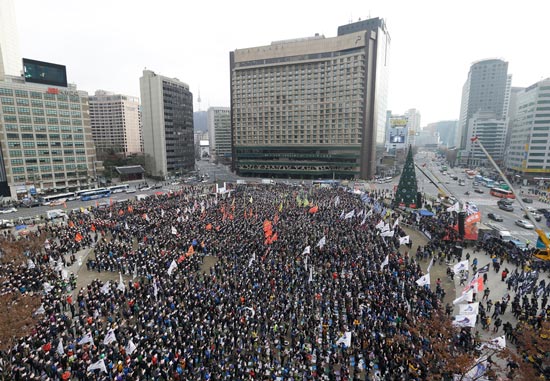 韩国代总统被查引发风波，首尔爆发大规模示威_精密解答落实