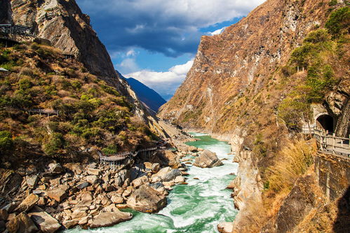 景区回应李现在虎跳峡举国旗，理性旅游，文明游览_反馈落实