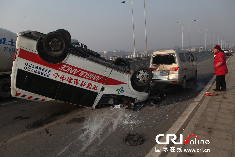 救护车发生侧翻，紧急状况下的生死救援