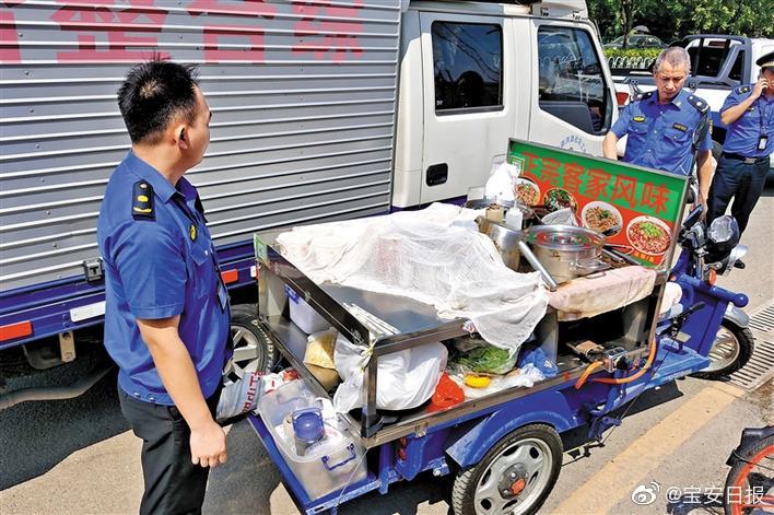 城管执法与流动摊贩，城市管理的双重挑战