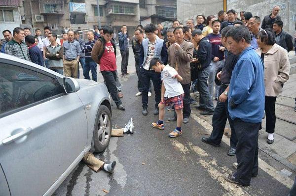 女子碰瓷被车撞死，事件背后的反思与启示