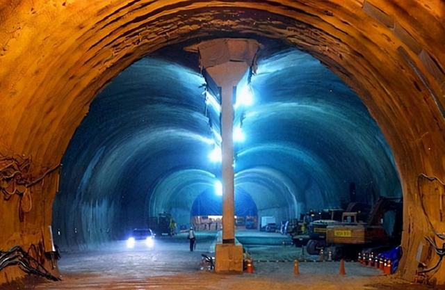 世界最长高速路隧道，穿越山川的壮丽通道