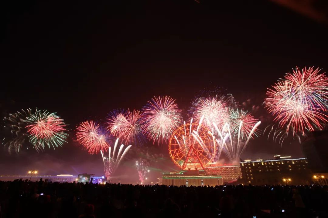 跨年夜举办烟花秀，三地回应的盛况与期待