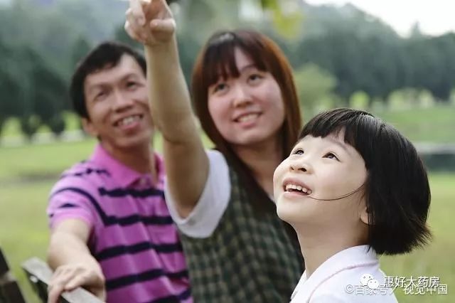 父爱如山，爸爸看见女儿回家，立马把小宝给她抱的温馨瞬间