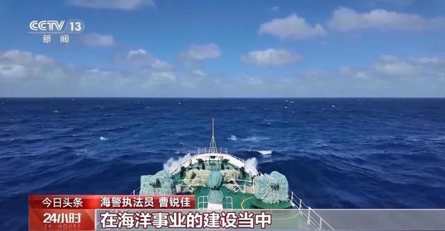 中国海警在黄岩岛海域举行庄严升国旗仪式