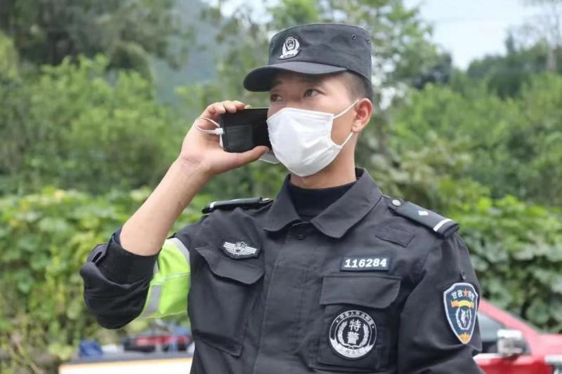 地震瞬间，父爱如山——爸爸提着儿子往外冲