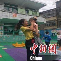 地震幼儿园老师，临危不惧，守护孩童安全