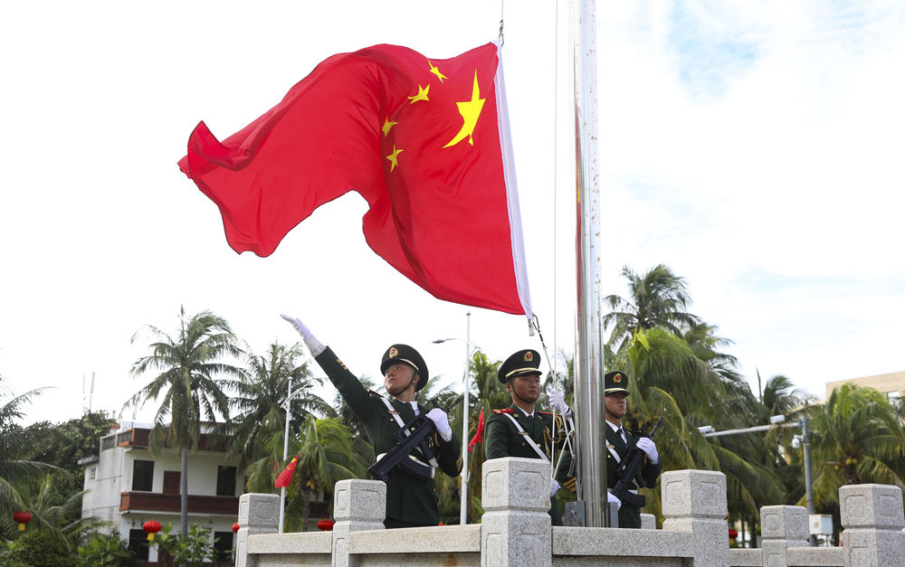 中国海警在黄岩岛海域举行庄严升国旗仪式