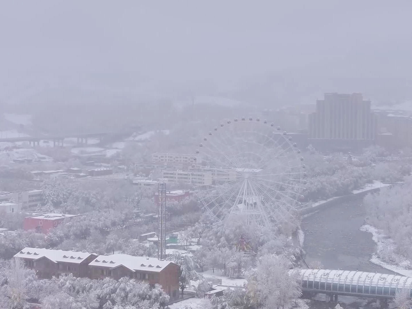 新疆阿勒泰，白雪覆盖下的城市魅力