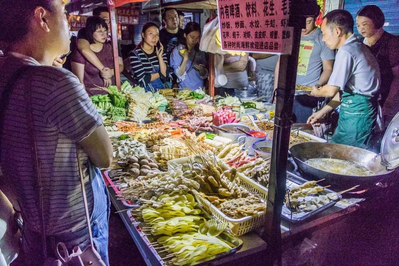 韩国人在上海排队三小时吃羊肉串，美食文化的交融与体验