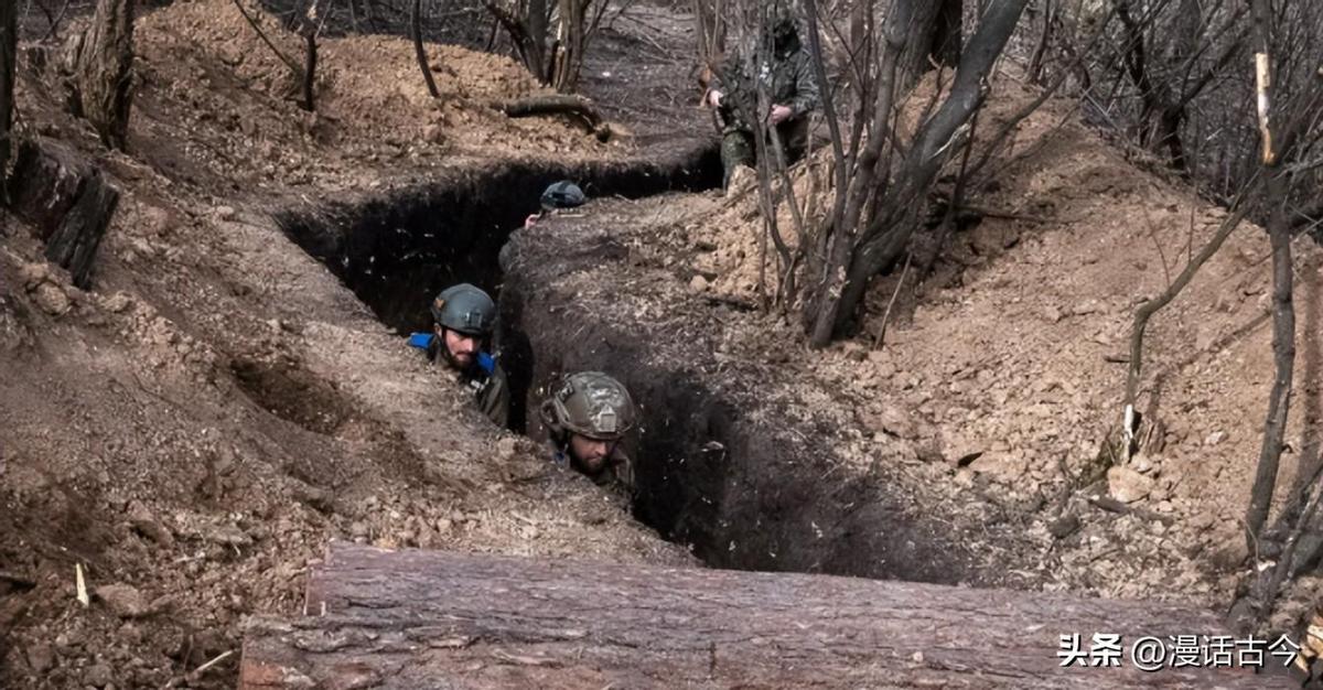 乌士兵刚走出战壕遭遇俄无人机突袭，现代战争的新挑战