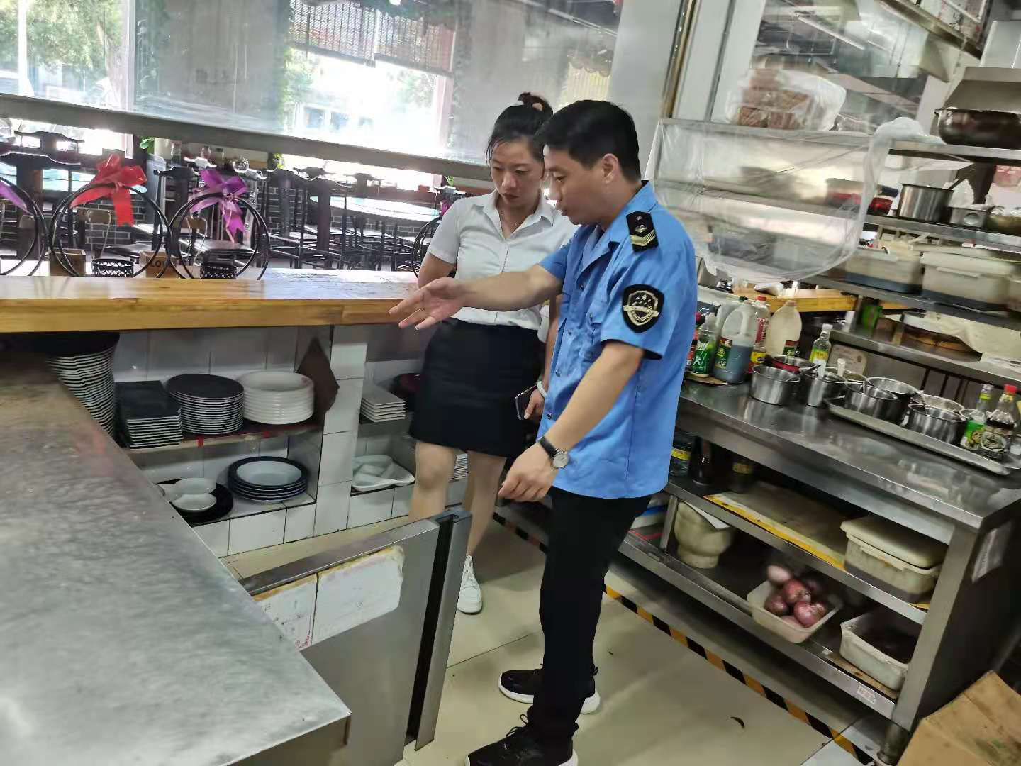 自称市监局人员去肥娟小吃店检查——一场关于食品安全与监管的深入探讨