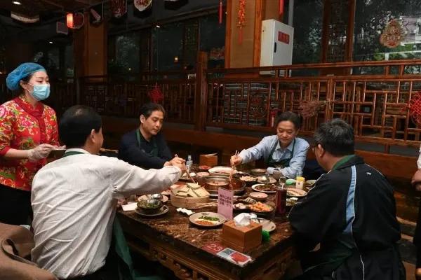 重庆区委书记号召干部更新形象，倡导消费新风尚——干部新衣与美食体验之旅