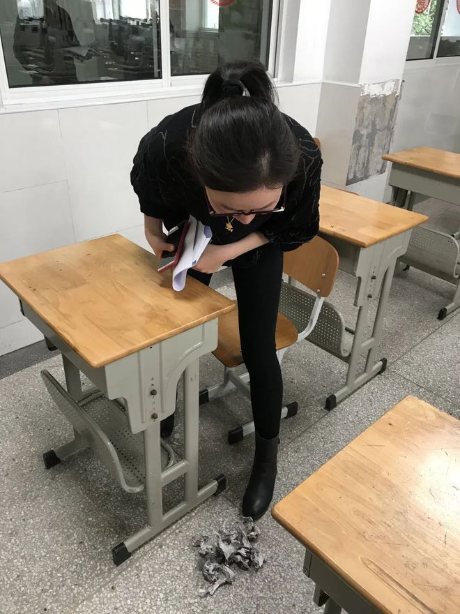 小学女生在教室呕吐，老师叫家长清理事件反思