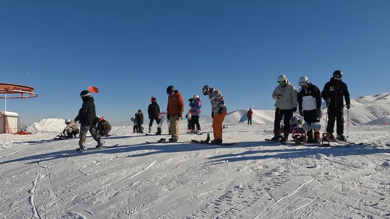 儿童从雪场缆车掉落