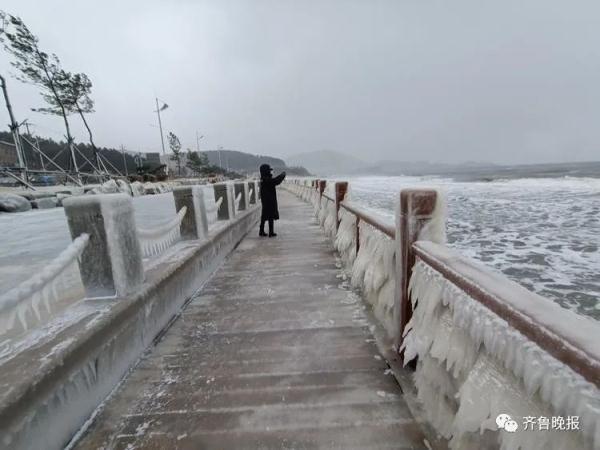 山东烟台滨海广场再现冰凌景观，自然之美的独特展现