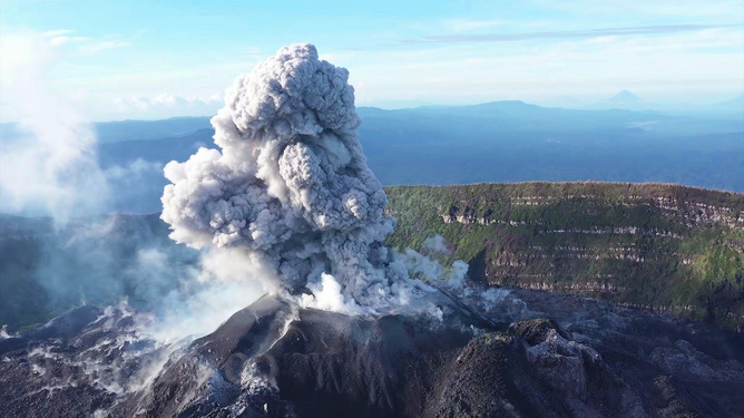 印尼伊布火山喷发，自然力量的震撼与反思