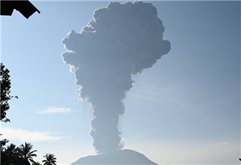 印尼伊布火山喷发，自然力量的震撼与反思