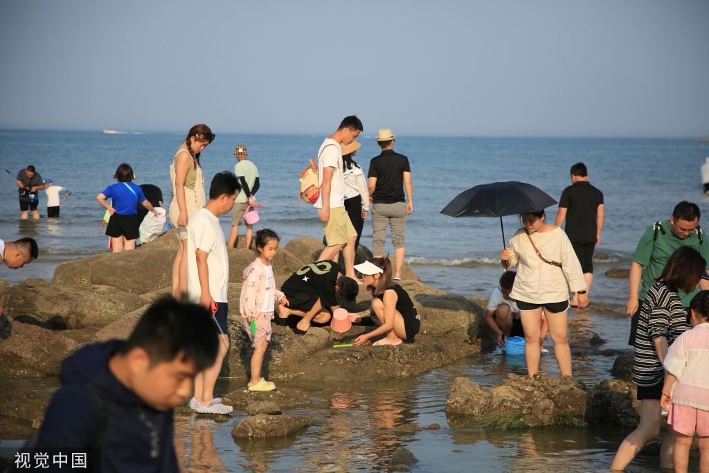 山东海滩吸引无数游客驻足拍照留念