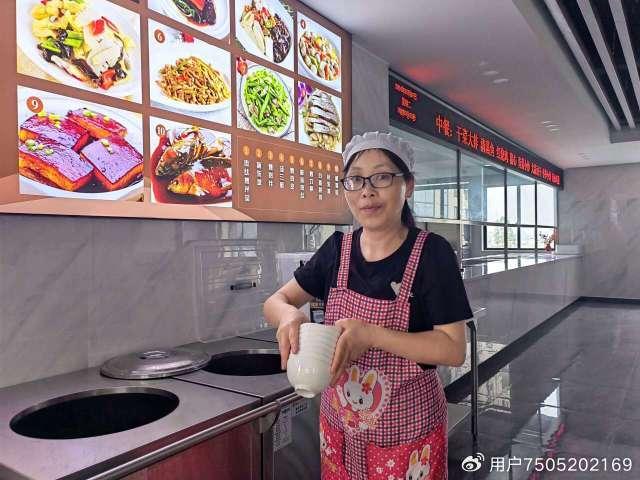 90后妻子变身丈夫公司食堂阿姨，职场与家庭的温馨交融