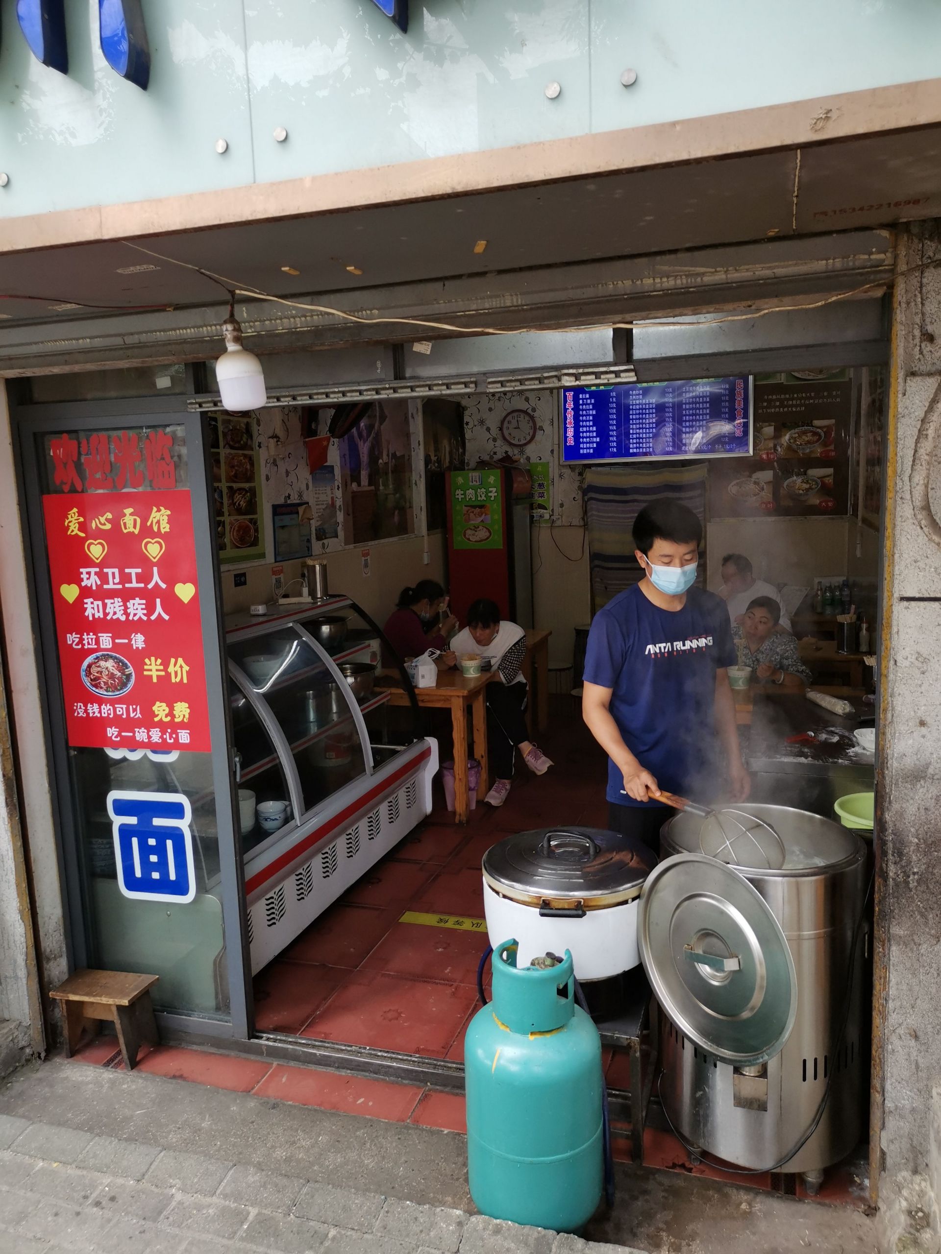 偶遇肥娟小吃店主闭店休息，一份关于美食与生活的深度解读