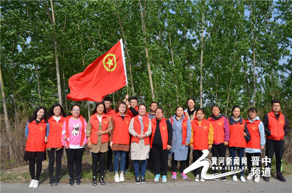 西藏定日县小朋友捡到国旗后举起的感人瞬间