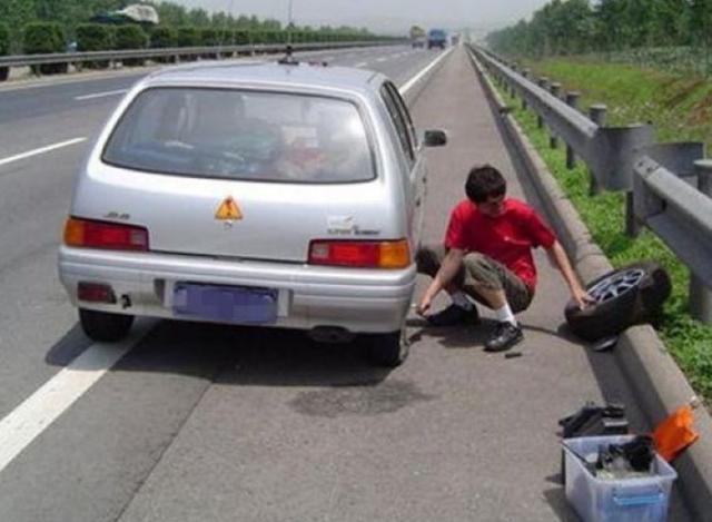 男子匆忙上班遭遇意外，撞飞石墩冲下车去打卡