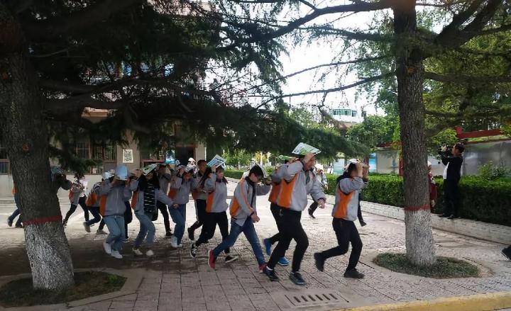 地震护骨折同学撤离