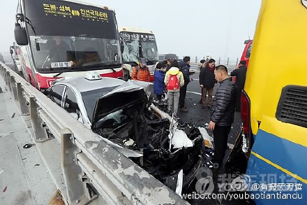 韩国首尔高速上发生四十余辆车连环撞击事件