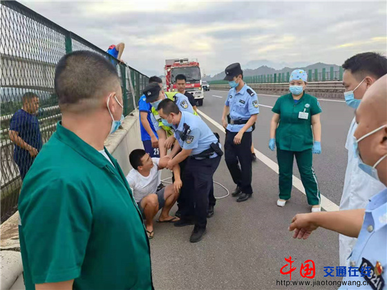 小伙高速桥救人坠亡，英雄精神永存人间