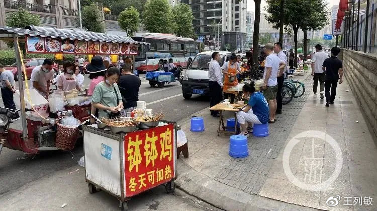 城管鼓励商户店外摆摊，多挣点儿钱，共创繁荣街道