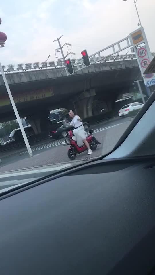 空姐发跳舞视频被开，职业与娱乐的界限何在？