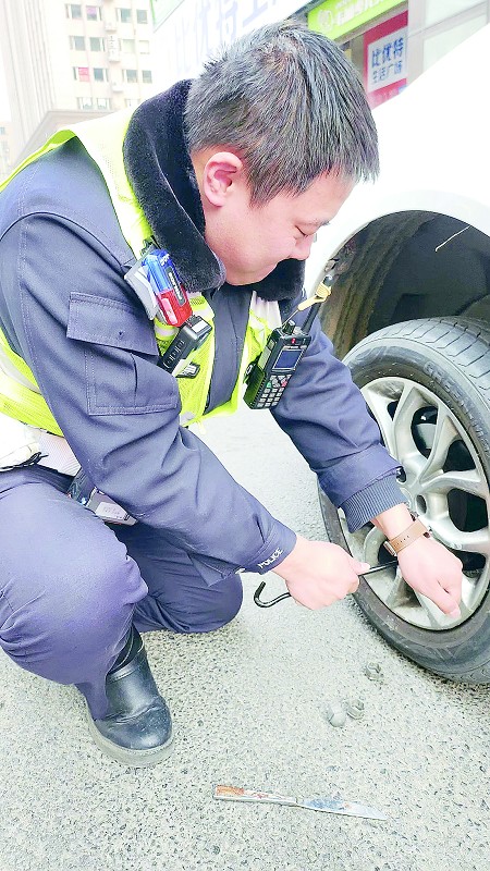 男子快车道上换胎，民警急出夹子音——一次紧张而有序的道路救援