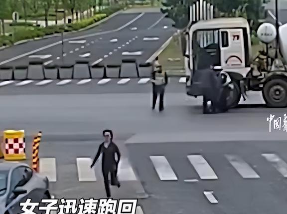 交警细心举动救司机，守护道路安全的暖心瞬间