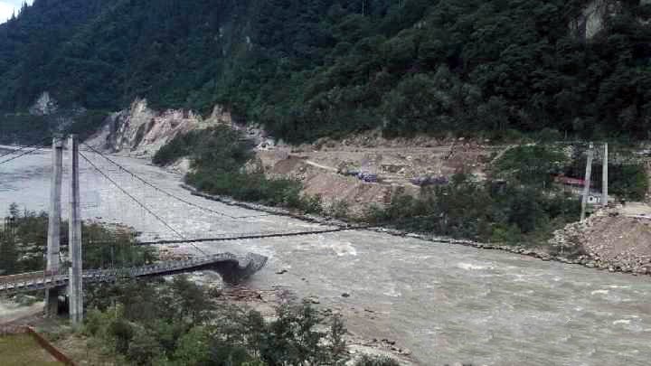 安徽一桥梁垮塌货车坠河事件纪实