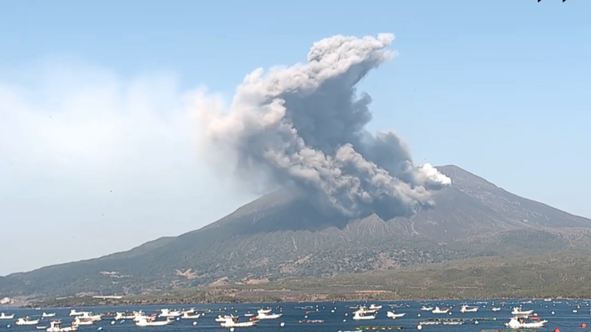 日本樱岛火山喷发，灰柱直冲云霄，高达两千米