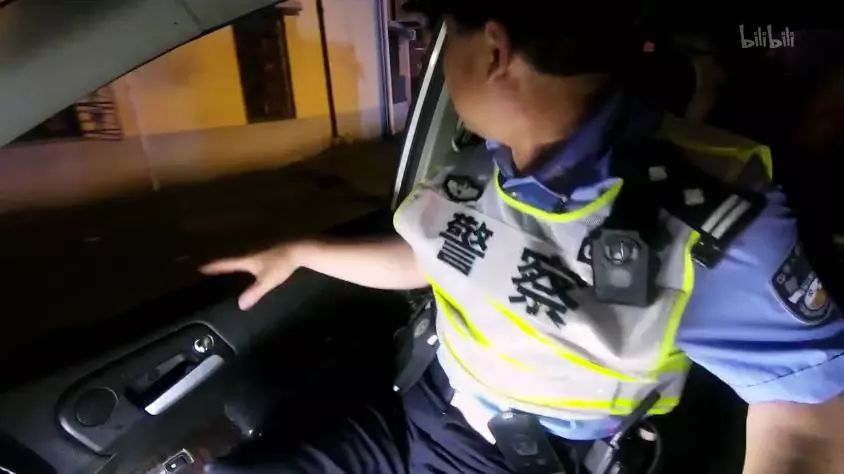 交警人还没到嘴先出警，新时代交警的高效应对之道