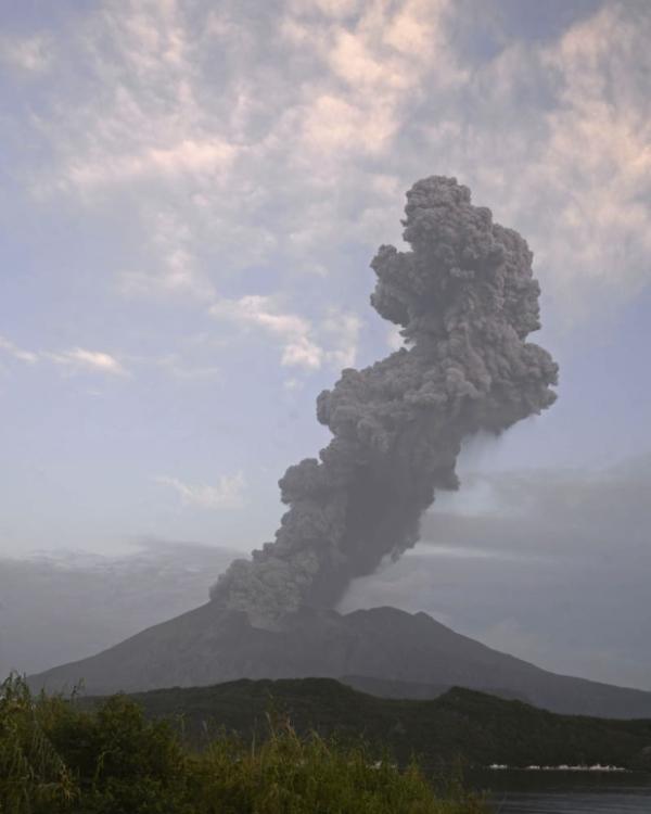 日本樱岛火山喷发，灰柱直冲云霄，高达两千米