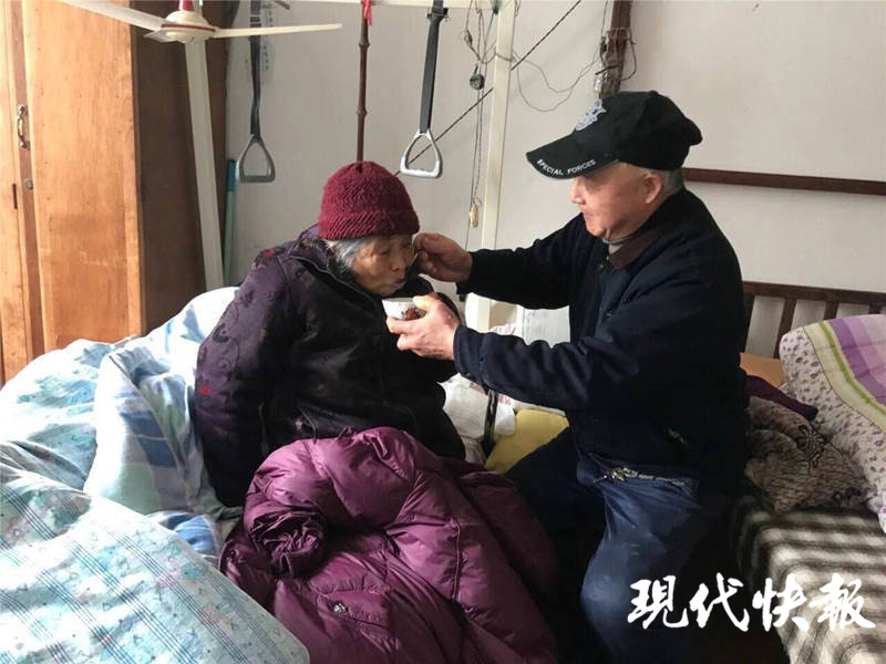 84岁老人肩负重任，照顾三个病人的温暖故事