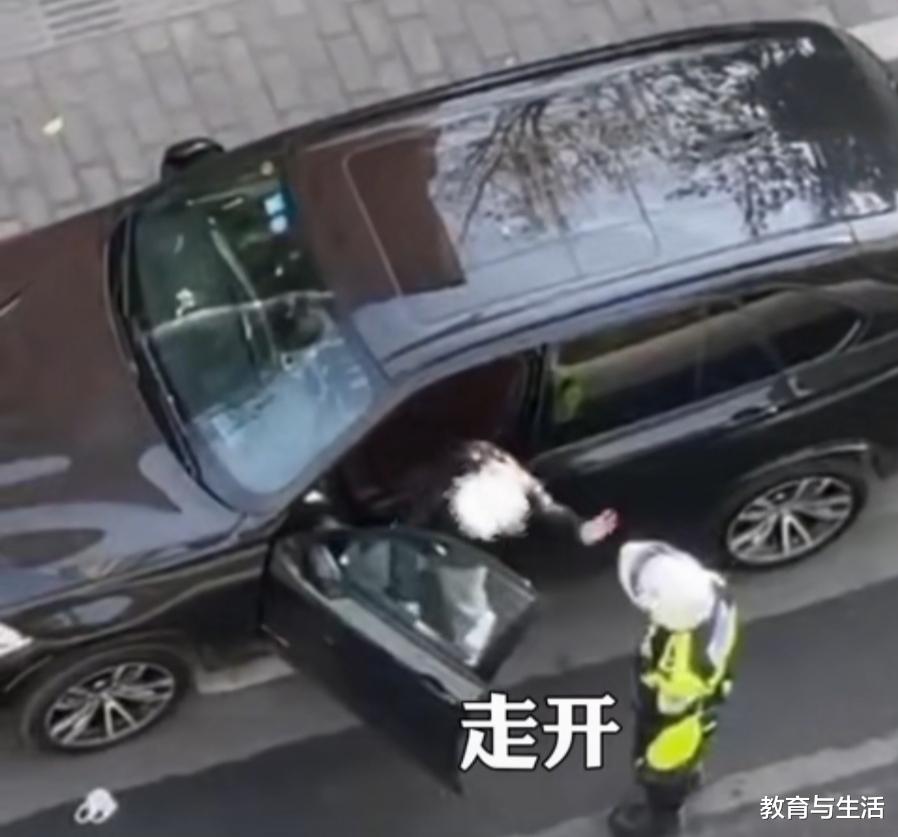 女子违停被叫住后骂交警缺德，法律面前人人平等，文明交通需共同维护