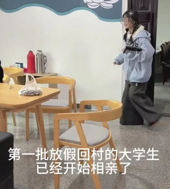 女大学生放假赖床被一屋亲戚围观