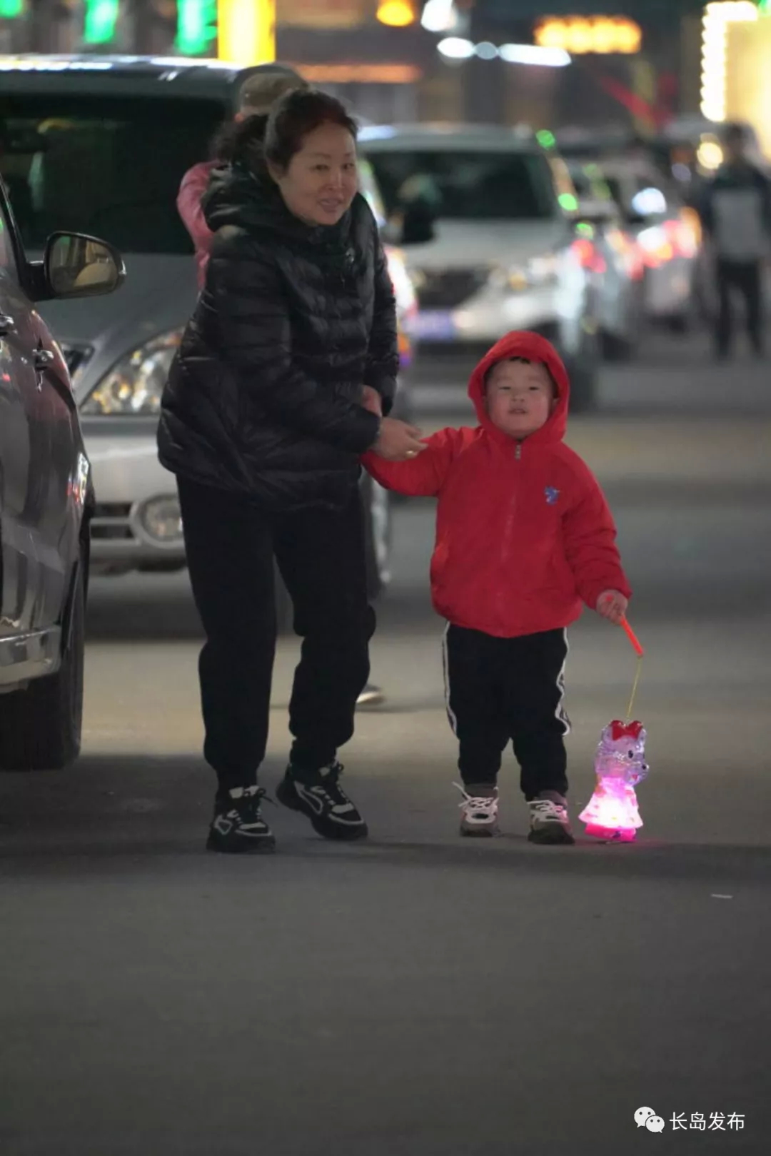 女子携宝宝回家过年，家人守候至凌晨的温馨瞬间